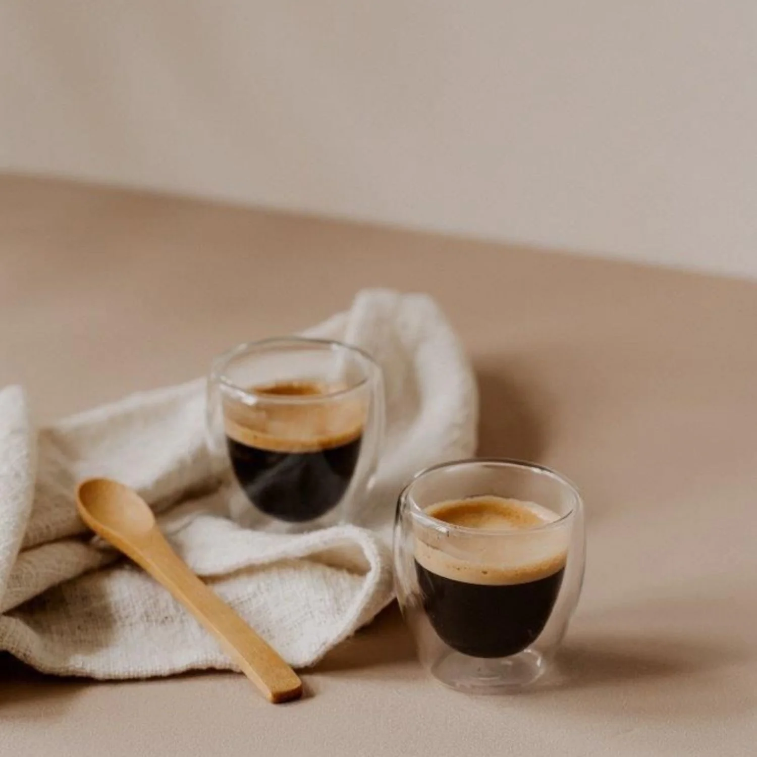 Tasses double paroi avec cuillères en bambou – Lot de 3 - Image 3